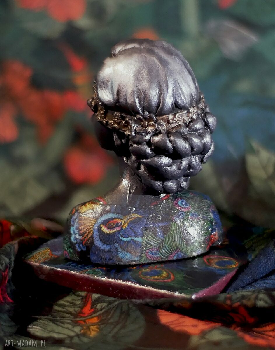 Rzeźba z gipsu - portret kobiety z tatuażem i kwiatami na oczach, z podstawką (wys. 9 cm)