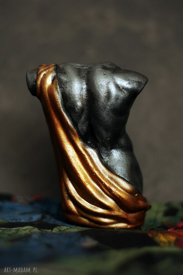 Rzeźba z gipsu - figurka mężczyzny w złotej szacie, 10 cm