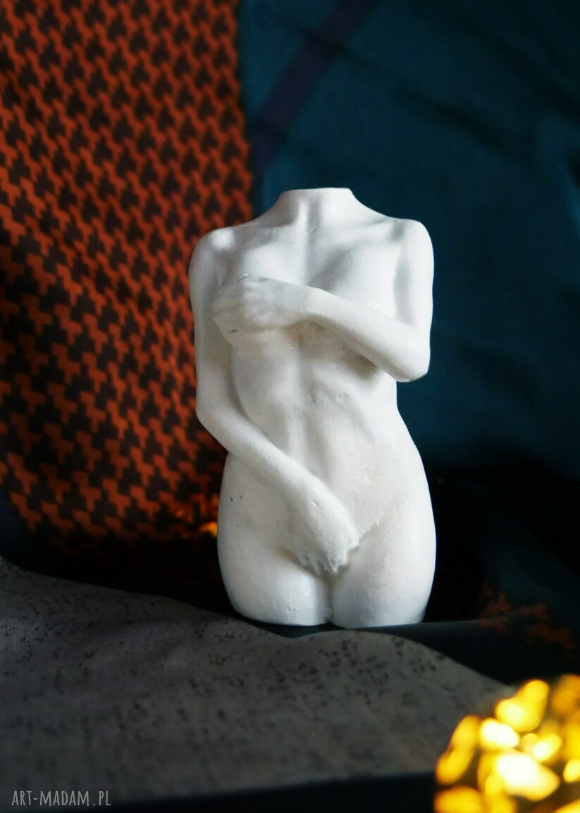 Figurka kobiety w bieli z gipsu - rzeźba dekoracyjna 8,5 cm
