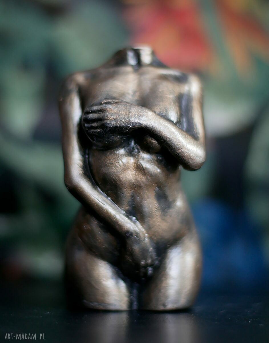 Rzeźba z gipsu - figurka kobiety w oliwkowym metalicznym kolorze, wys. 8,5 cm