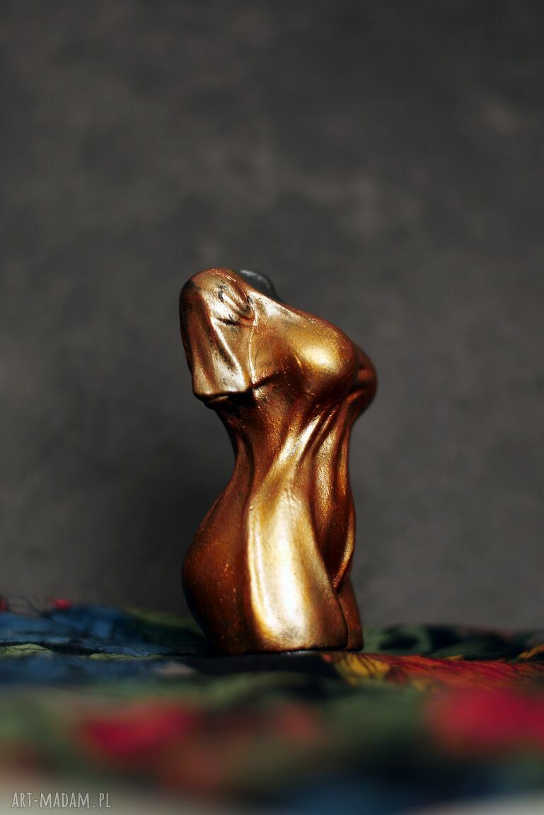 Rzeźba z gipsu - figurka kobiety w złotej sukience, 9 cm