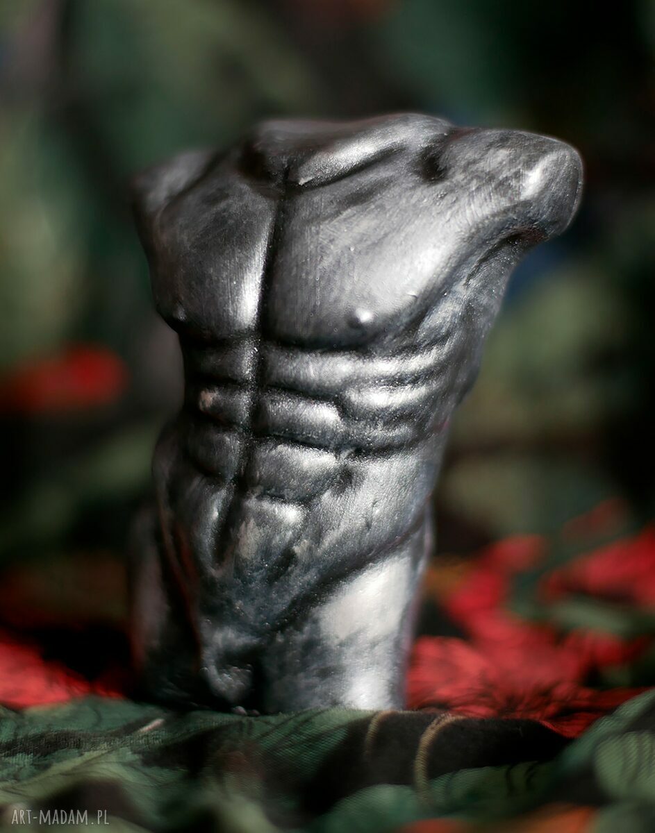 Rzeźba z gipsu - mężczyzna w srebrnym kolorze, wys. 8,5 cm