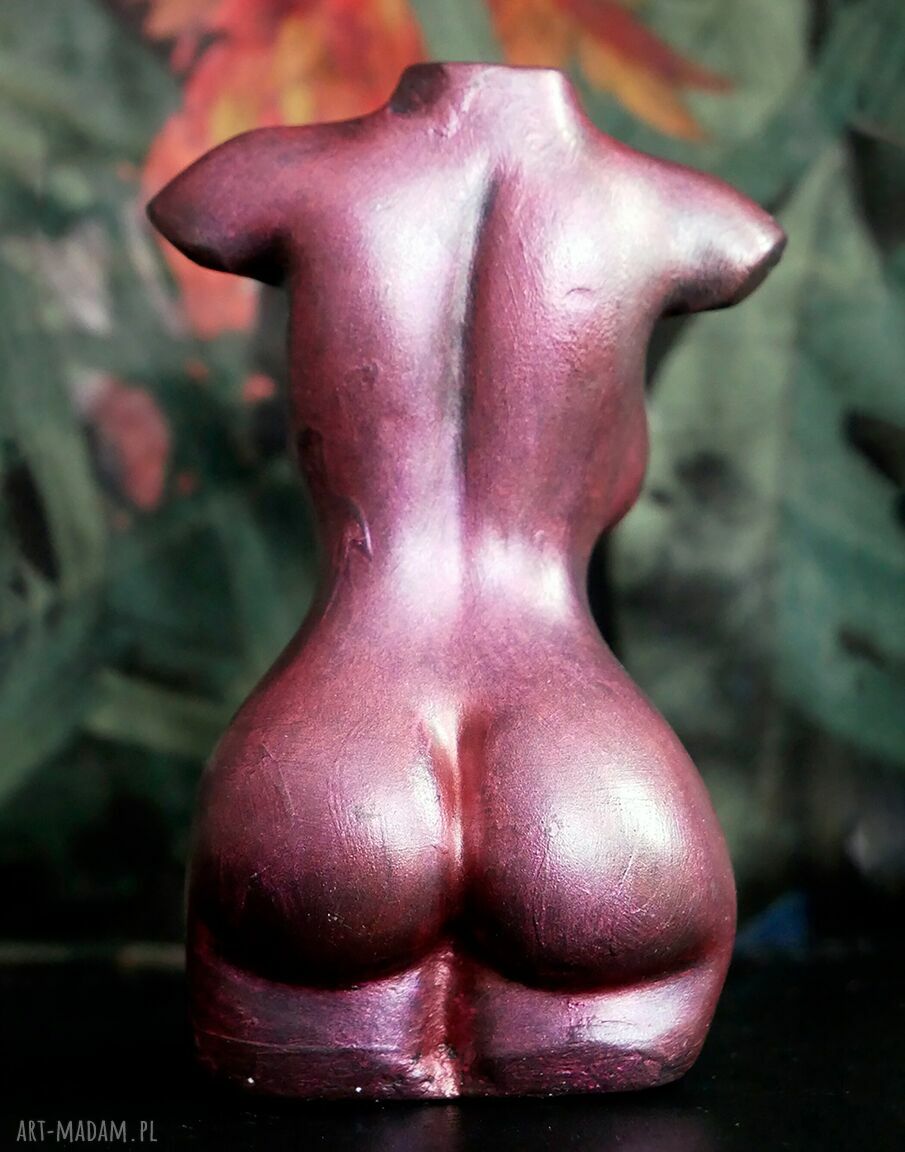 Czerwona figurka kobiety z gipsu - ręcznie robiona rzeźba 10 cm