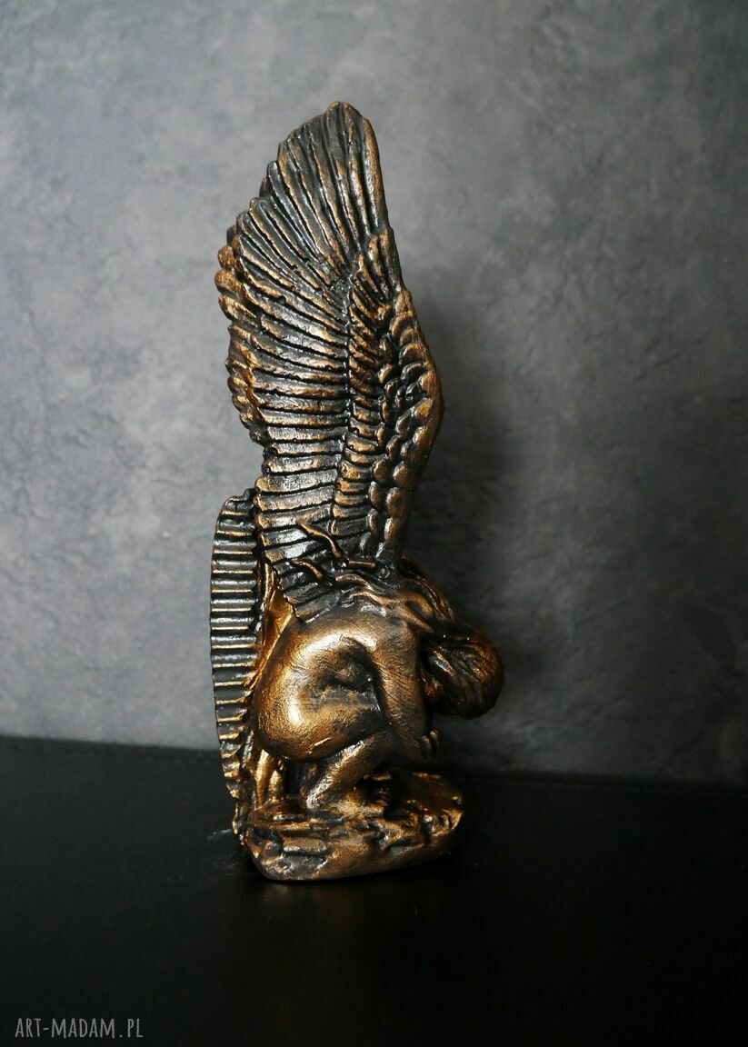 Skrzydlaty Anioł z gipsu - ogniste złoto, wys. 16,5 cm