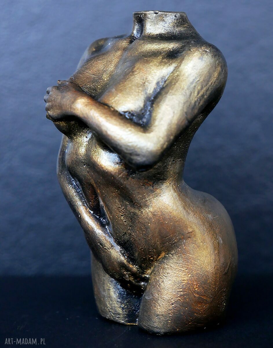 Kobieta w metalicznym brązie - rzeźba z gipsu 8,5 cm