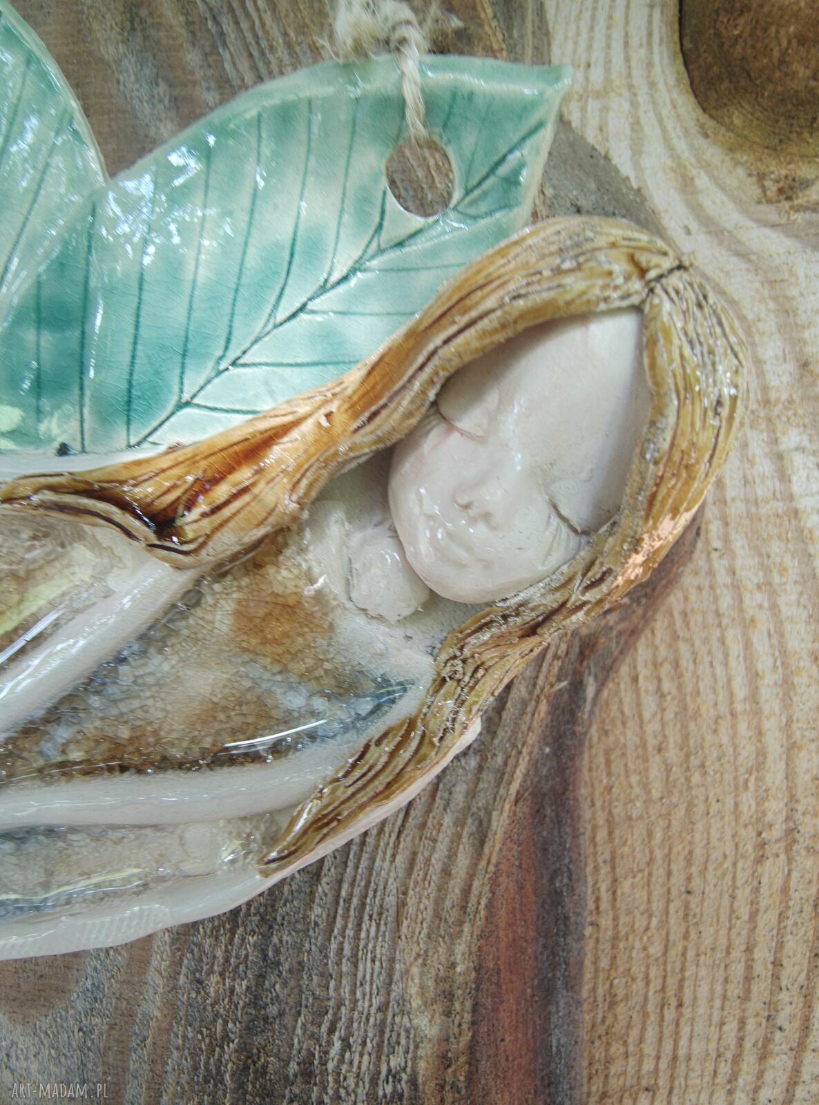 Ceramiczny anioł z gliny i szkła