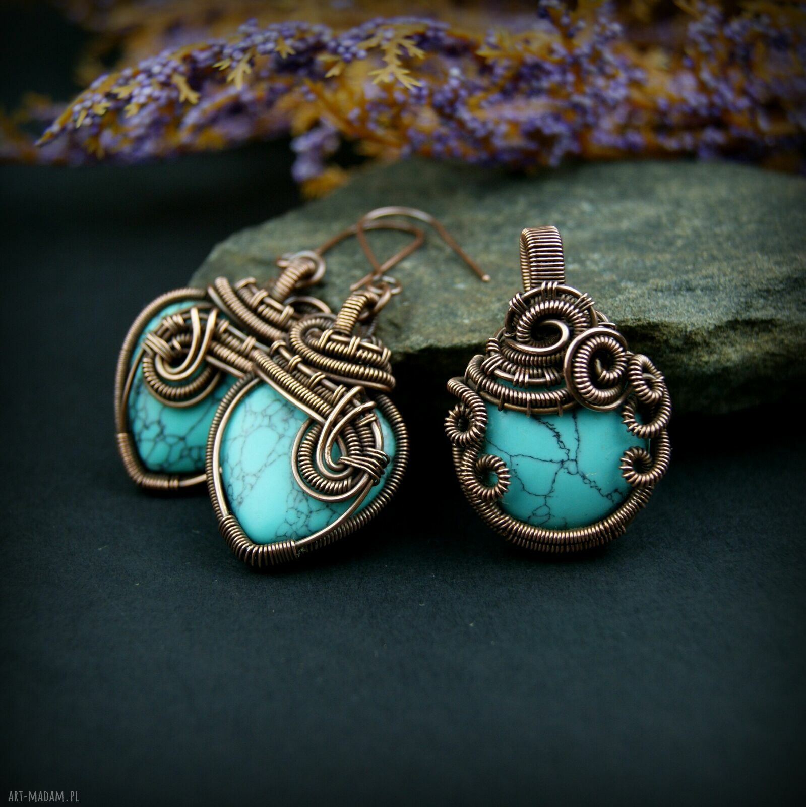 Wiszące kolczyki z howlitem - miedziane serduszka wire wrapping