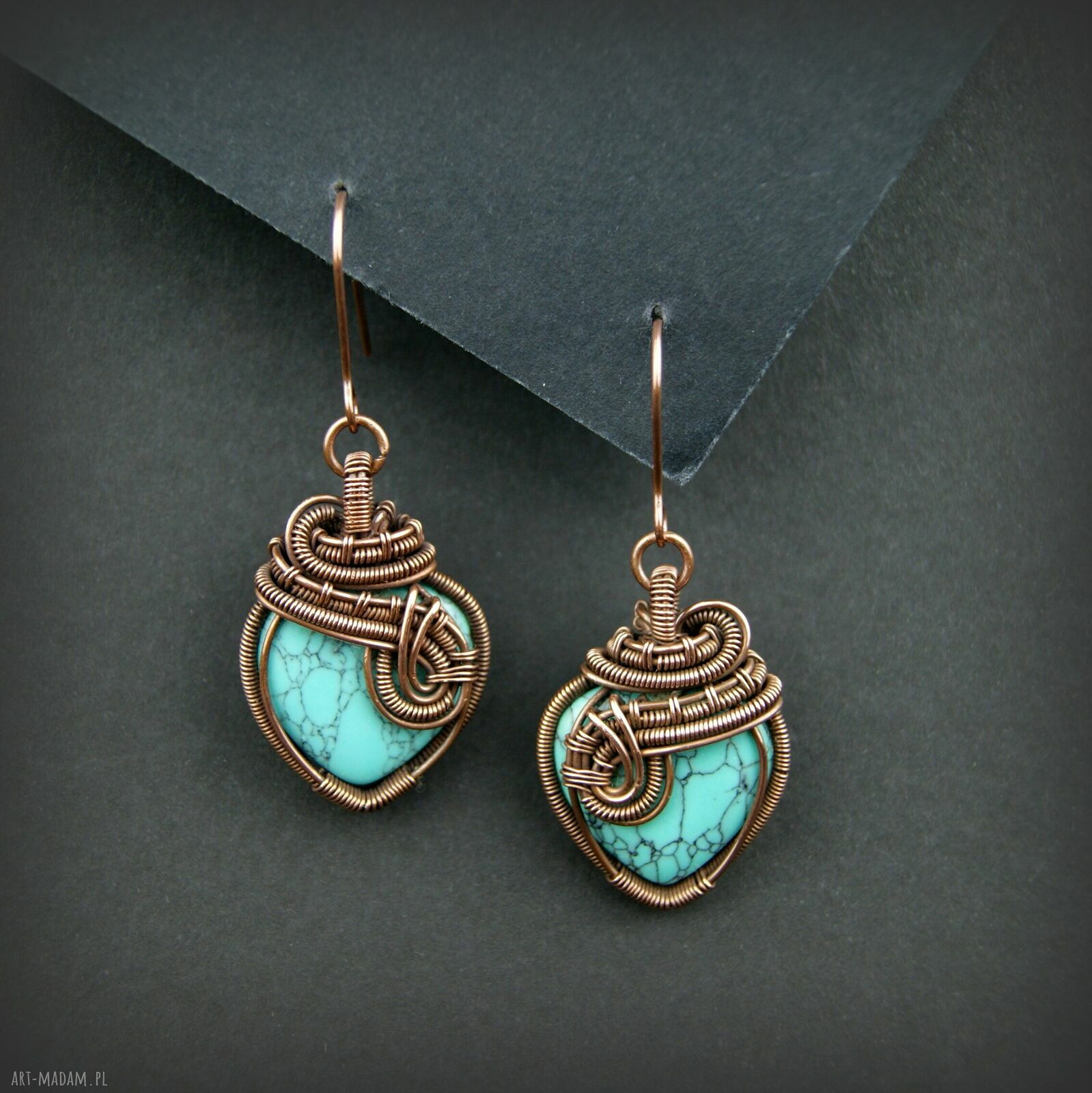 Wiszące kolczyki z howlitem - miedziane serduszka wire wrapping