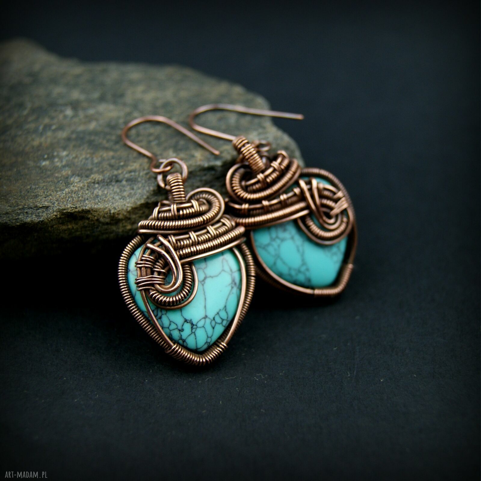 Wiszące kolczyki z howlitem - miedziane serduszka wire wrapping