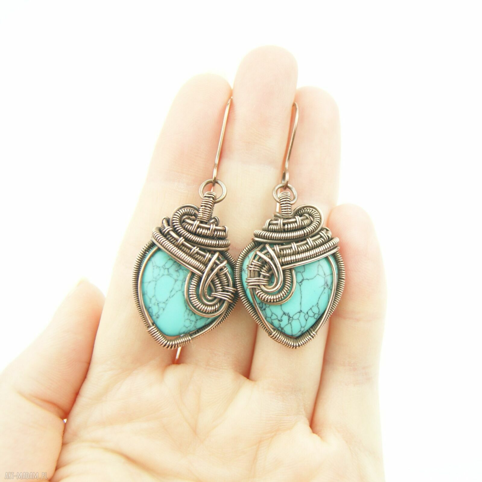 Wiszące kolczyki z howlitem - miedziane serduszka wire wrapping
