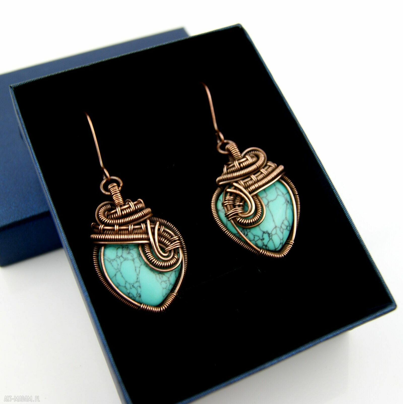 Wiszące kolczyki z howlitem - miedziane serduszka wire wrapping