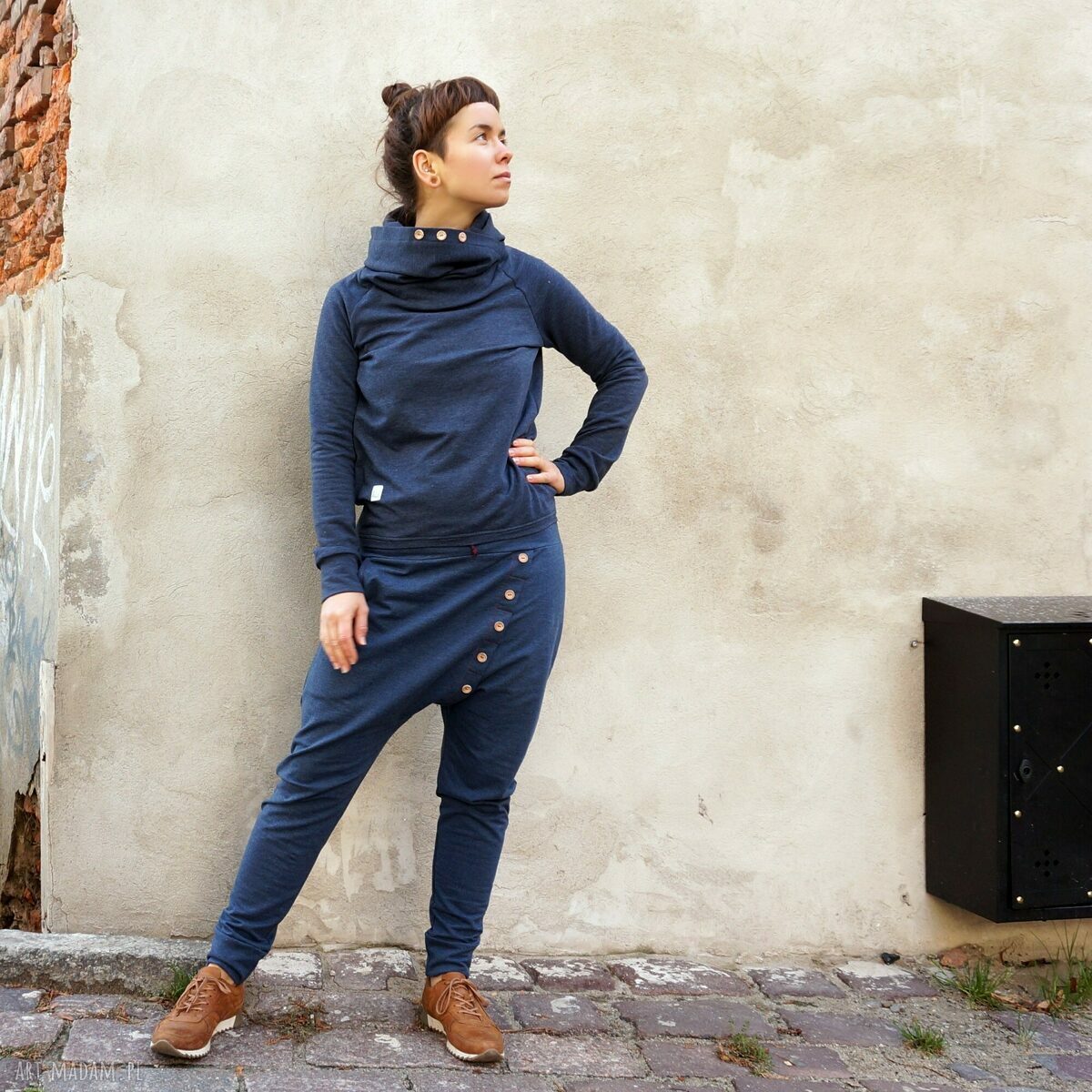 Bluza z kapturem Ala Jeans - wygodny dres damski z drewnianymi guzikami