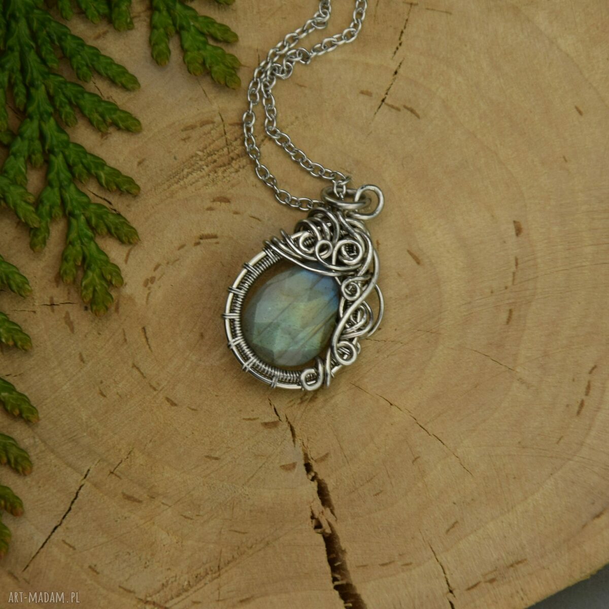 Wisiorek z kolorowym labradorytem - wire wrapping i stal chirurgiczna