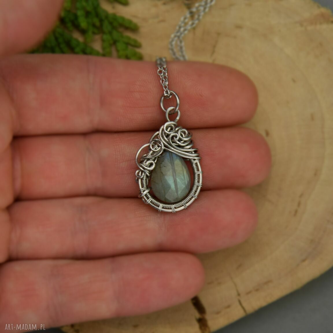 Wisiorek z kolorowym labradorytem - wire wrapping i stal chirurgiczna