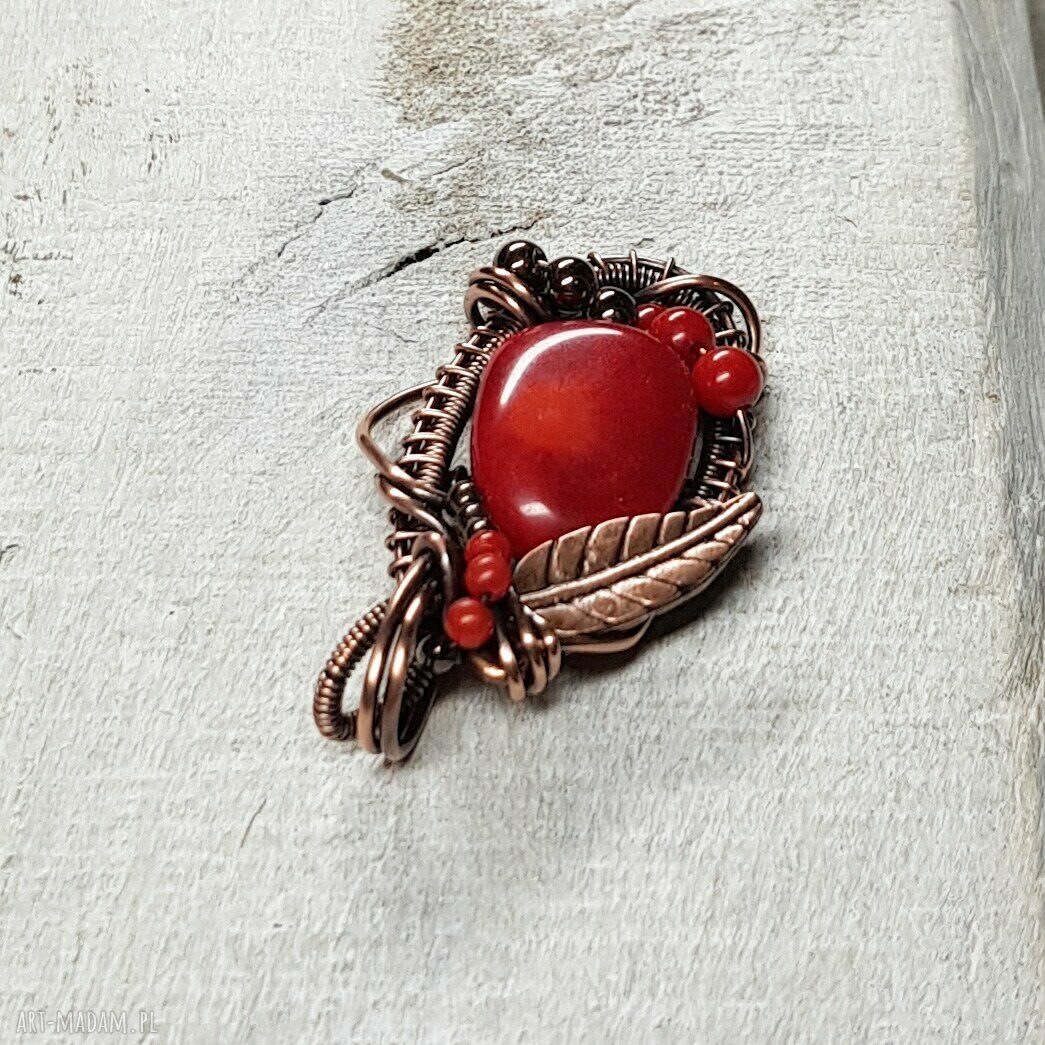 Czerwony wisiorek z naturalnym koralem - wire wrapping w miedzi (M282)