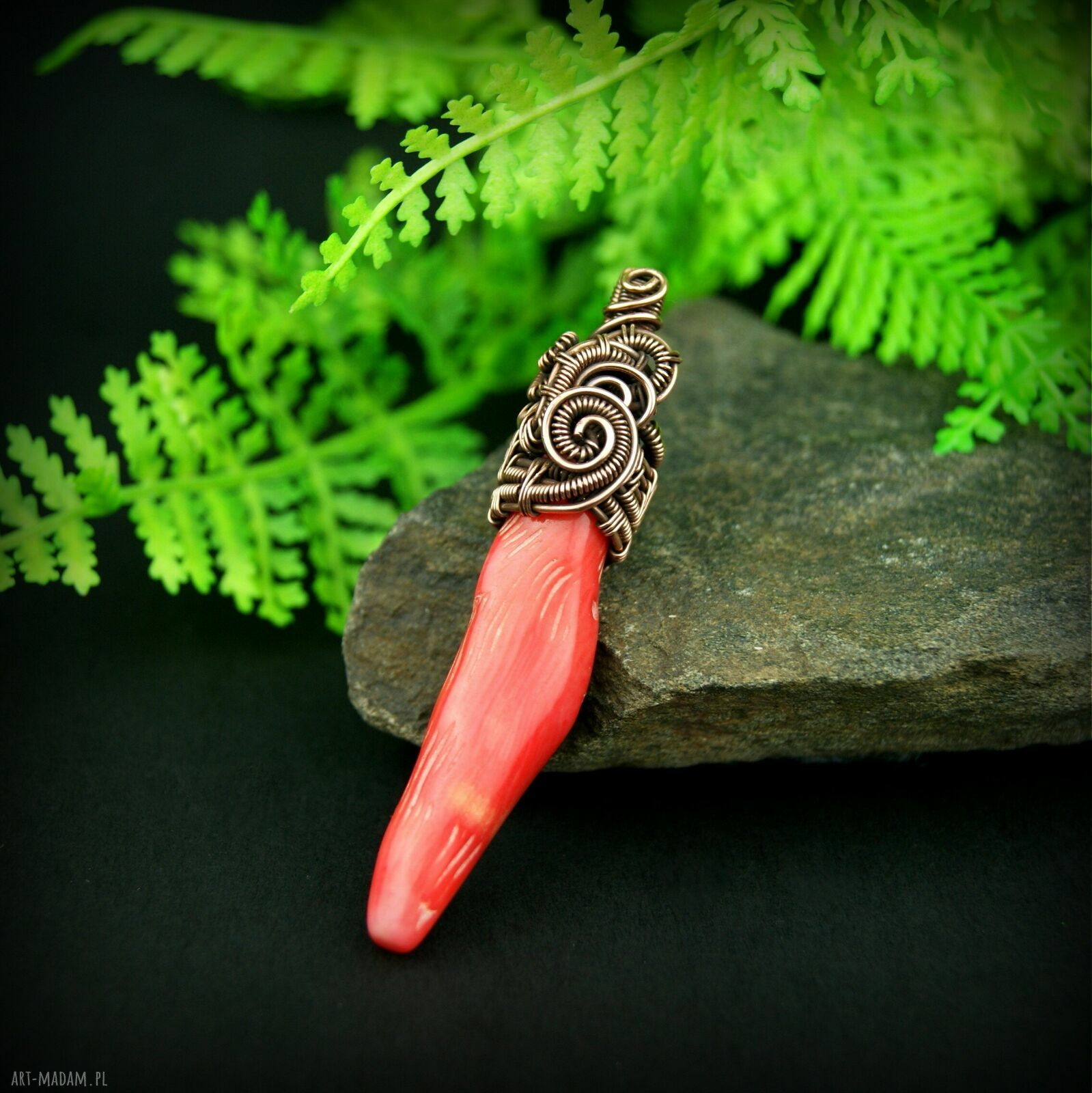 Wisiorek z koralem - handmade wire wrapping z miedzi
