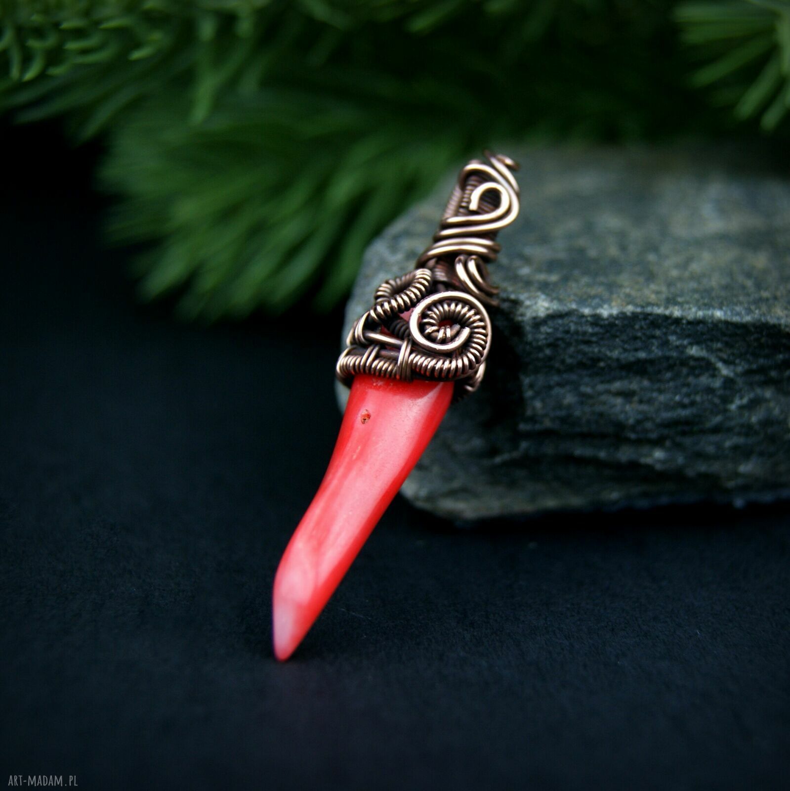 Wisiorek z koralem - ręcznie pleciony wire wrapping z miedzi
