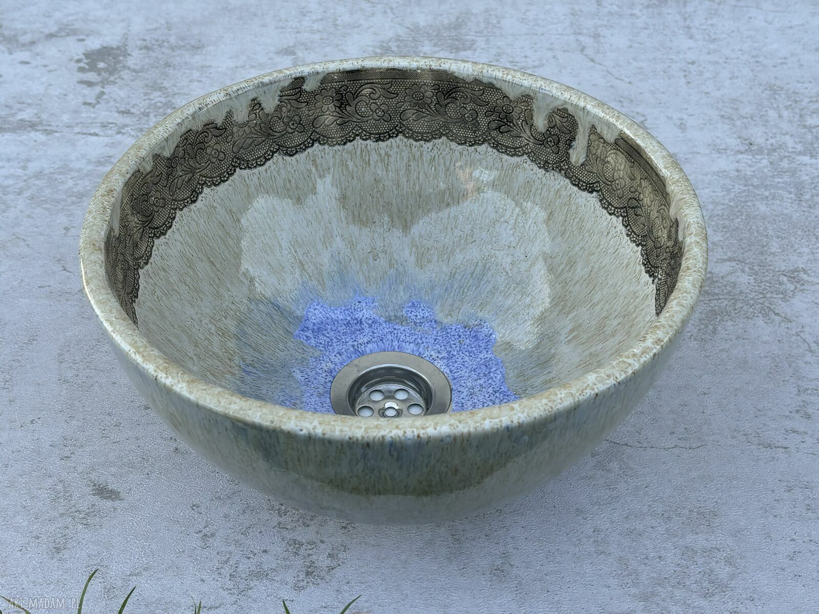Umywalka ceramiczna z koronką w środku - ręcznie robiona nablatowa