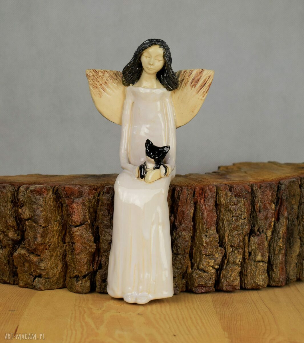 Anioł ceramiczny z kotkiem - ręcznie wykonana figurka z białej gliny (ok. 24 cm)