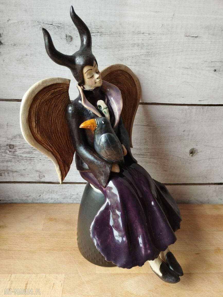 Diabolina z krukiem - ręcznie robiona figurka ceramiczna (ok. 26 cm)