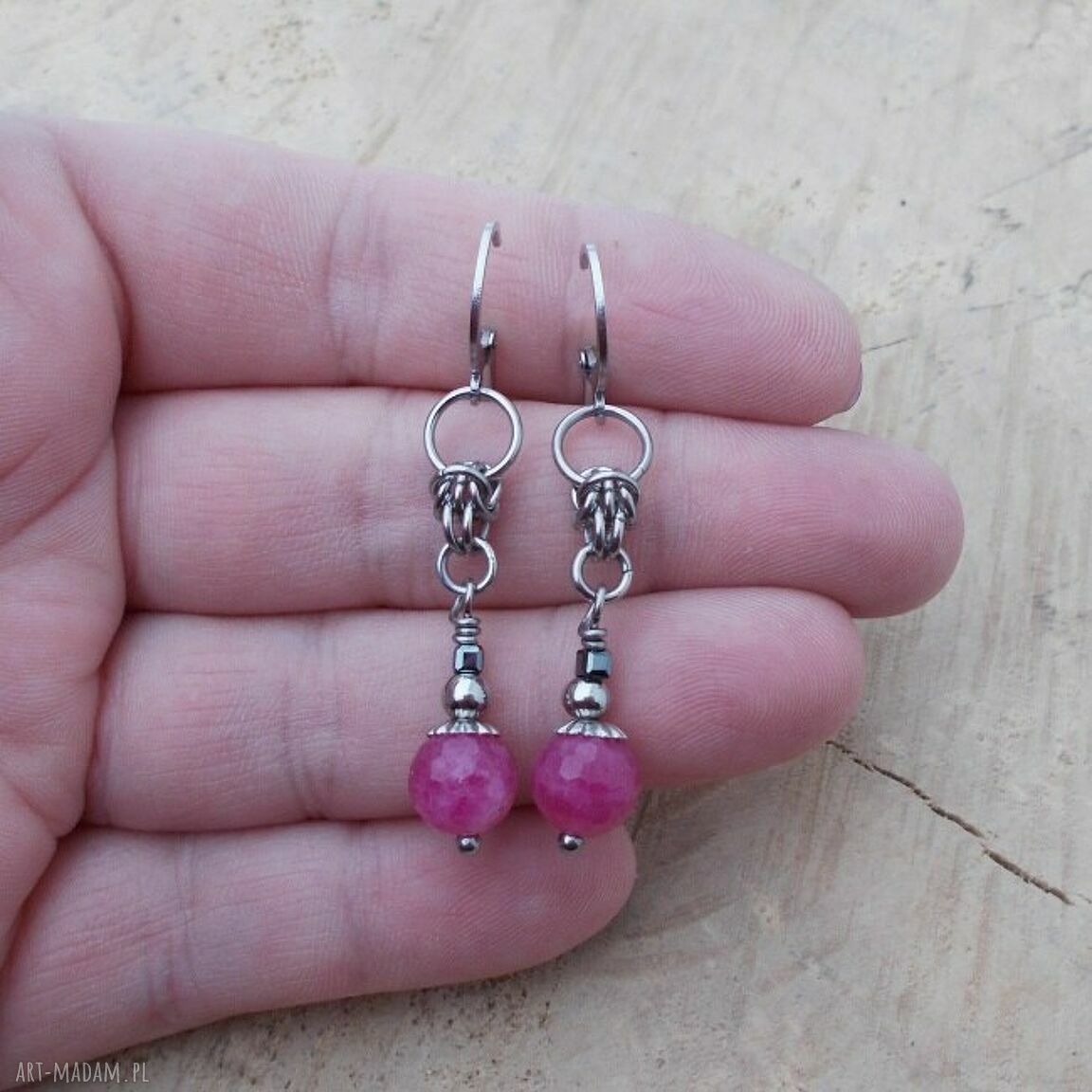 Kolczyki z kulkami fuksji - stal chirurgiczna i chainmaille