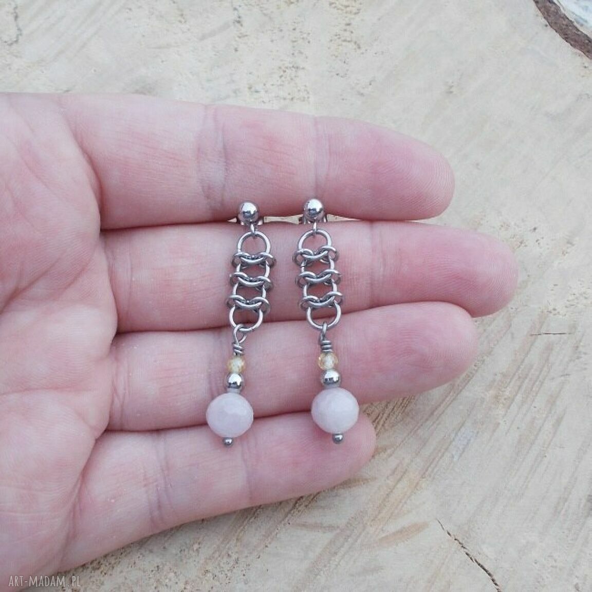 Kolczyki z kunzytem ze stali chirurgicznej - nowoczesna chainmaille na co dzień