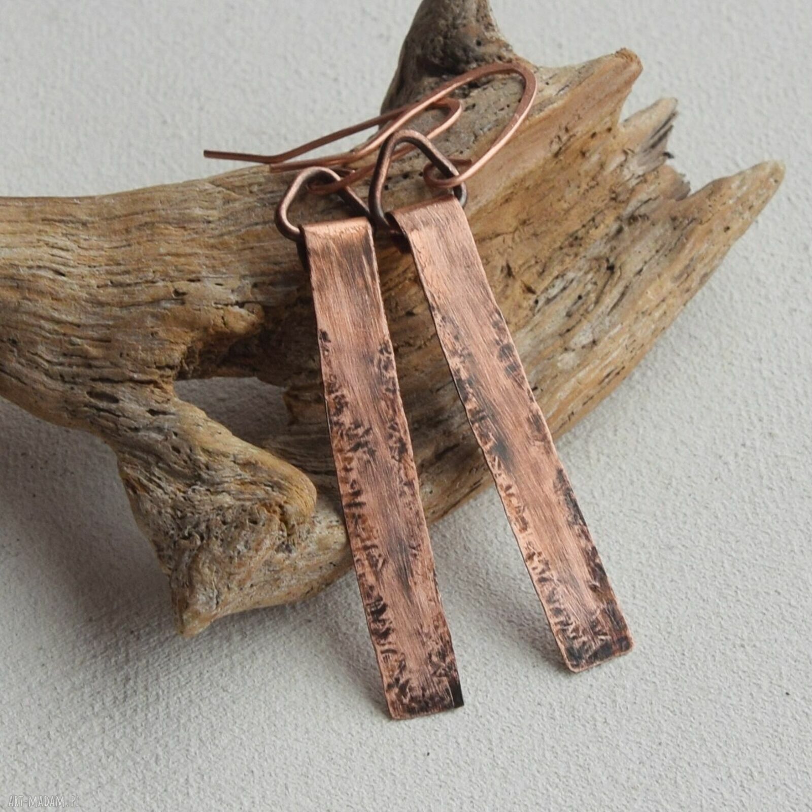 Kolczyki boho z kutej oksydowanej miedzi - surowy “wykopaliskowy” metal /68/