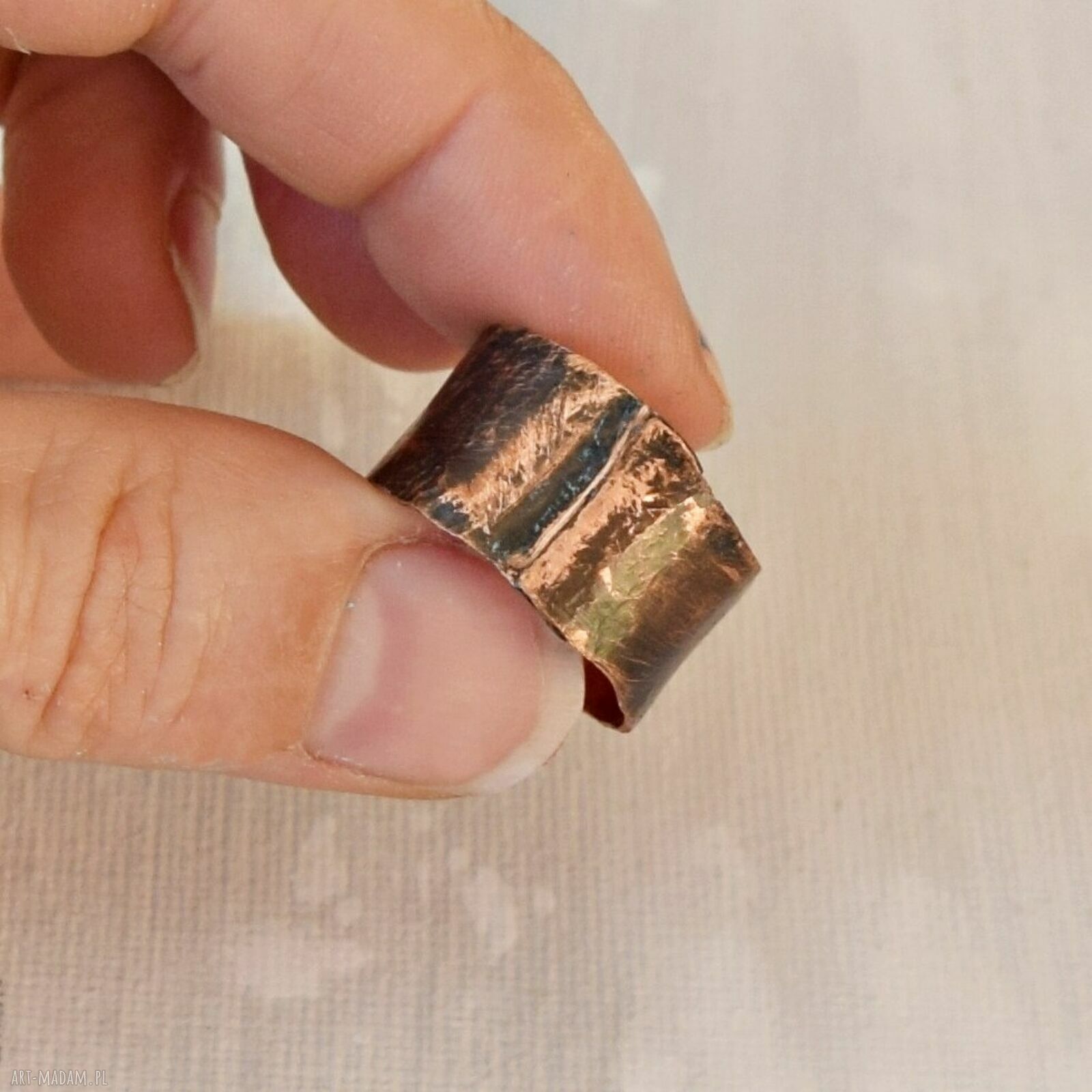 Pierścionek z kutej oksydowanej miedzi (19 mm) - unikat handmade