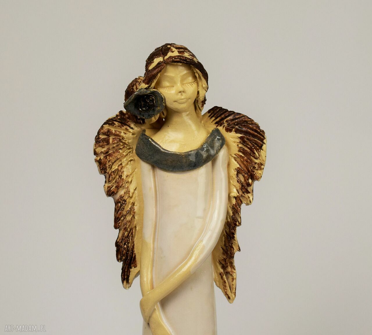 Anioł z kwiatem we włosach - figurka ceramiczna