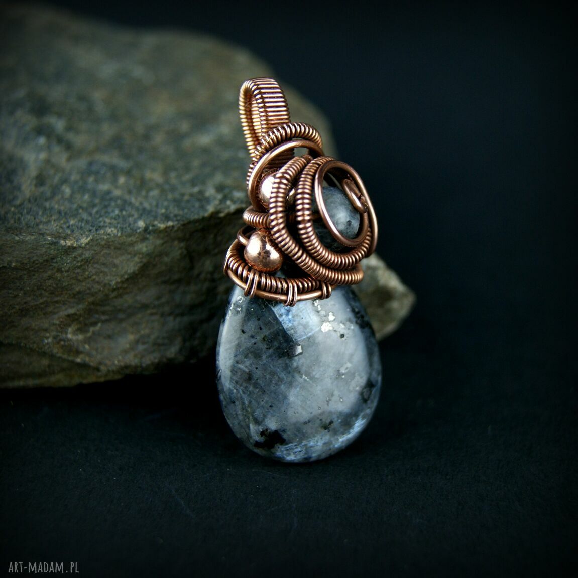Wisiorek z larvikitem w wire wrapping - miedziany z hematytami