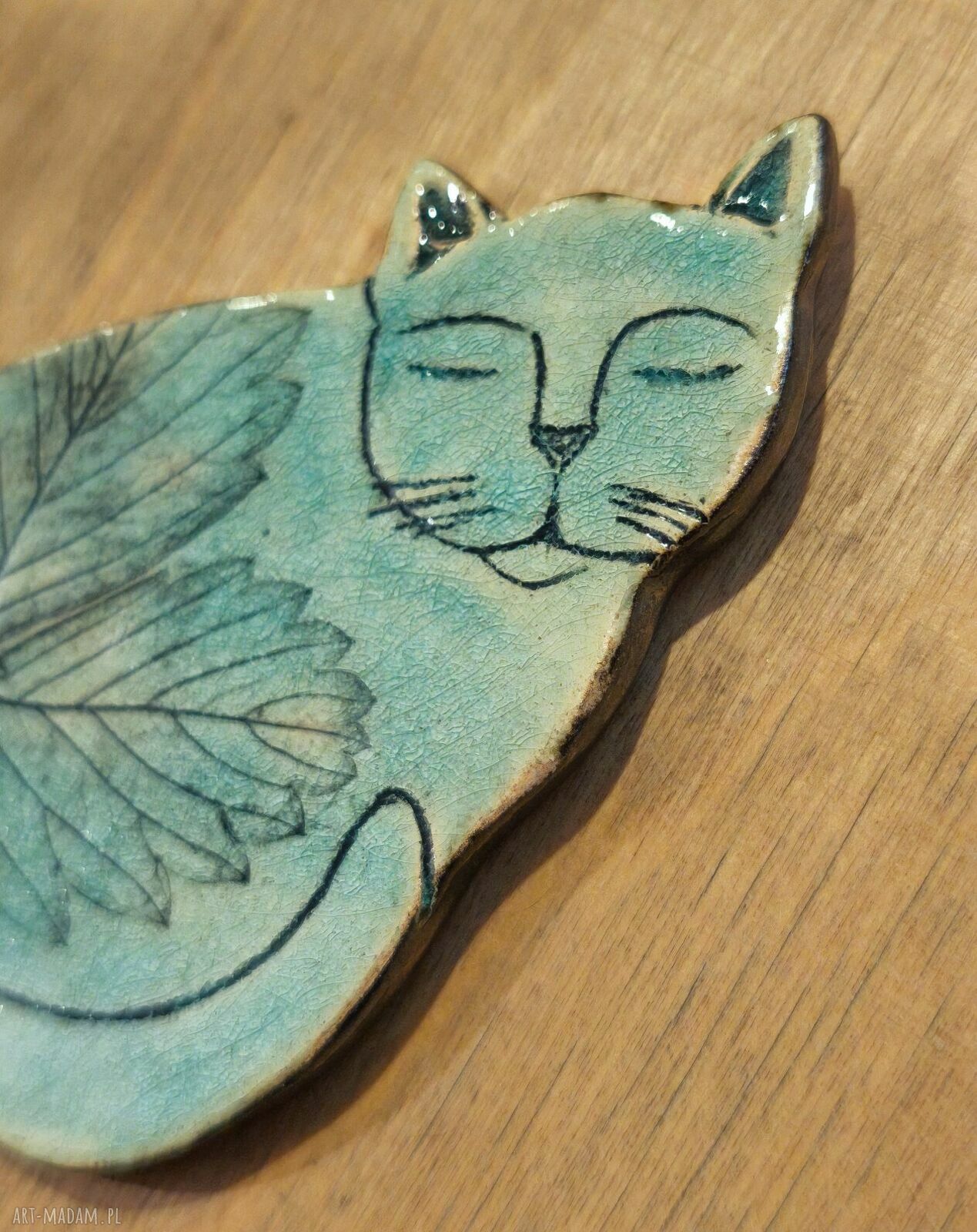 Kotek z liściem - ceramiczny magnes na lodówkę dla jesieniary