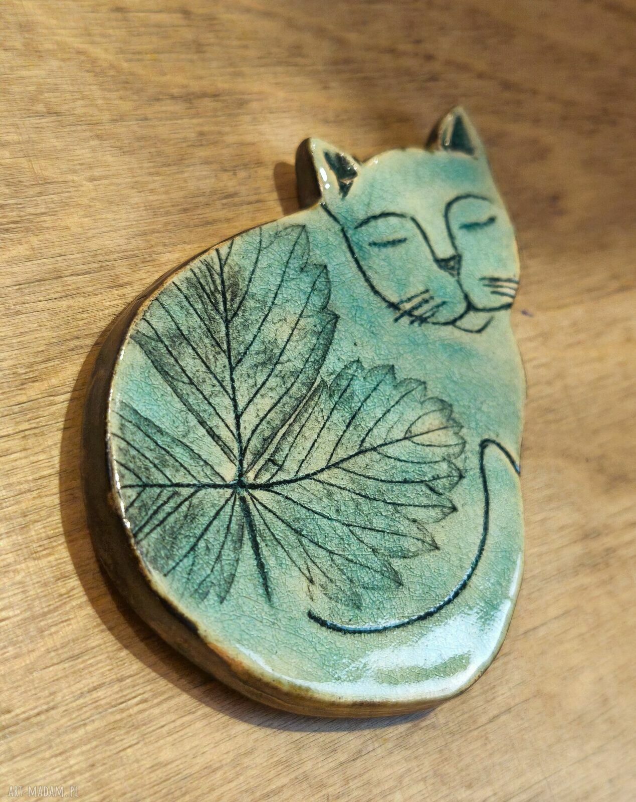 Kotek z liściem - ceramiczny magnes na lodówkę dla jesieniary
