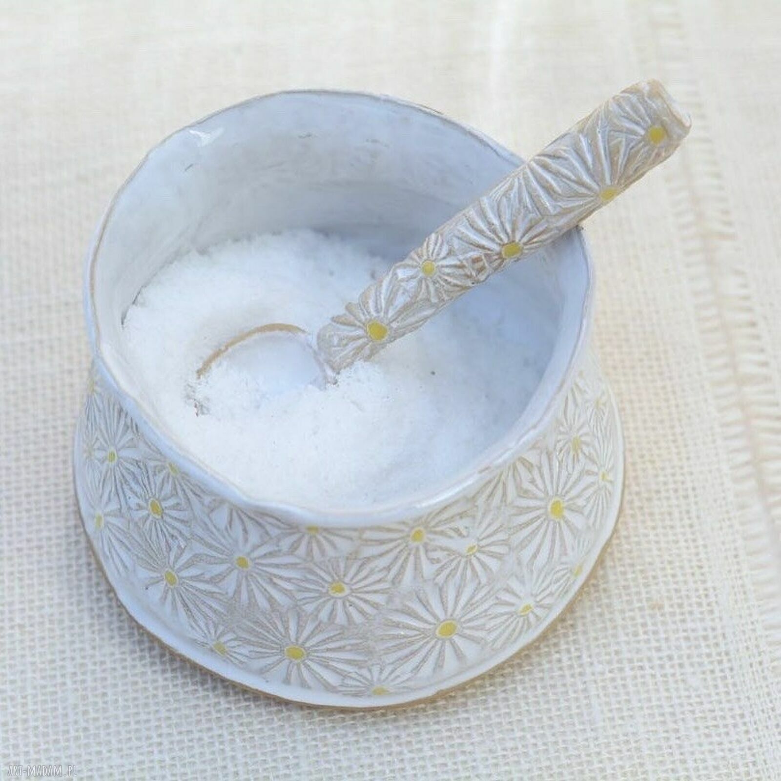 Ręcznie robiona cukiernica z łyżką w stokrotki - ceramiczny pojemnik kuchenny