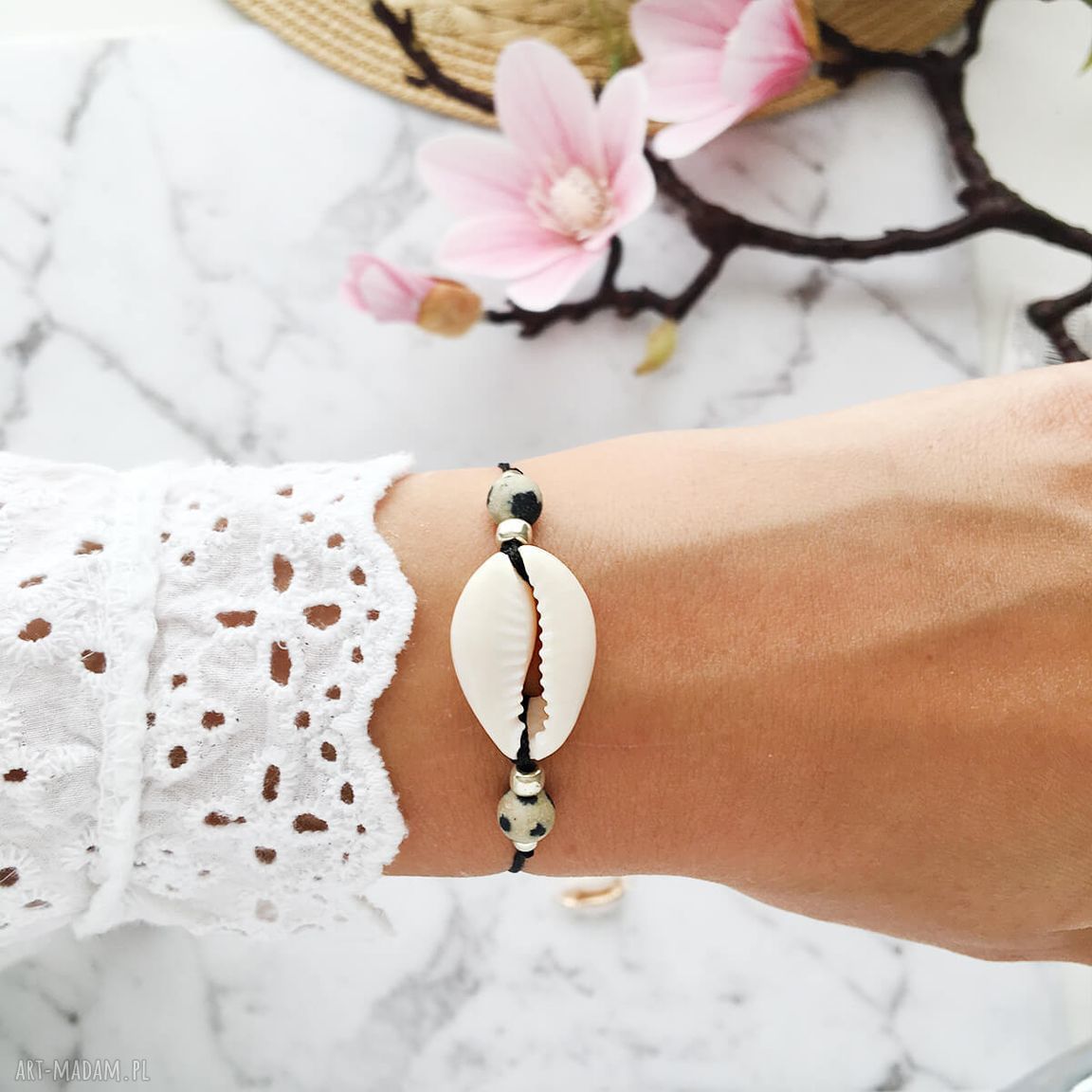 Bransoletka z muszelką kauri i jaspisem dalmatyńskim - boho, regulowana