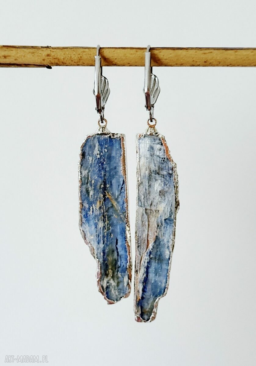 Kolczyki z naturalnym kianitem w stylu wire art