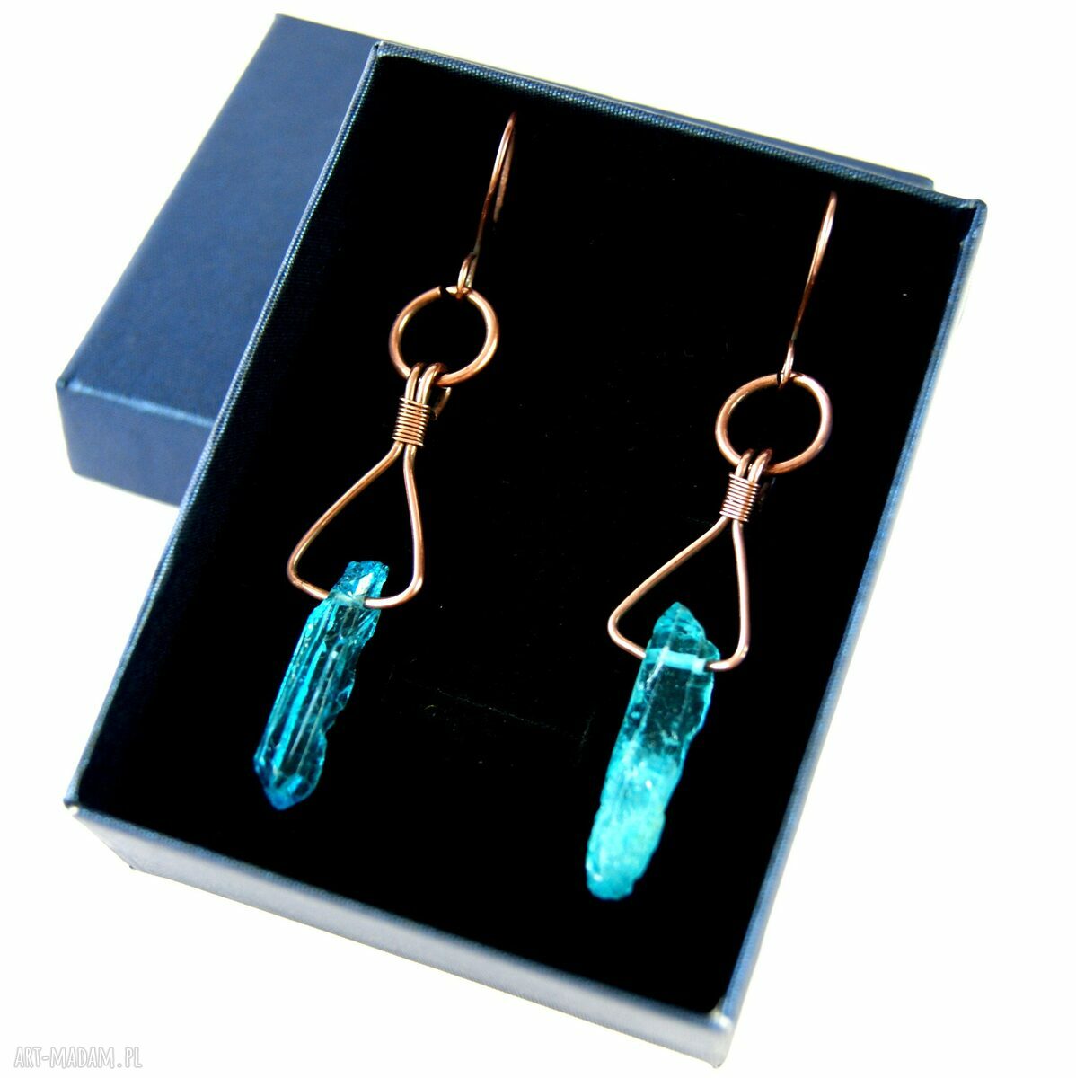 Długie kolczyki z niebieskim kwarcem w technice wire wrapping