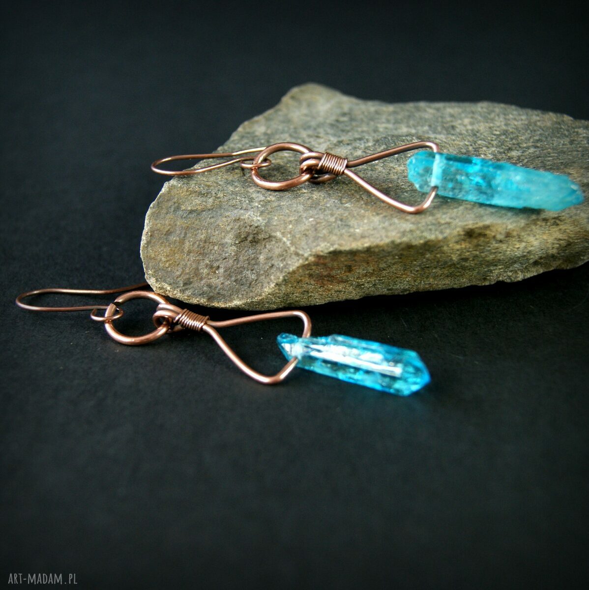 Długie kolczyki z niebieskim kwarcem w technice wire wrapping