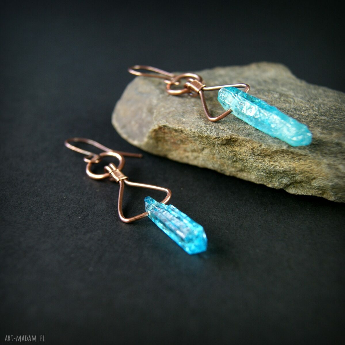 Długie kolczyki z niebieskim kwarcem w technice wire wrapping