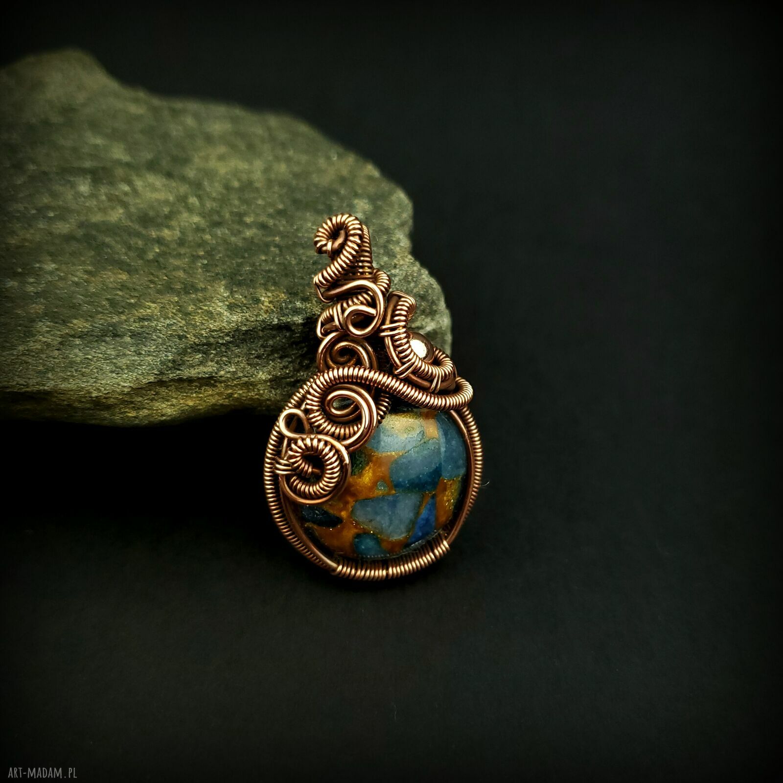 Wisiorek z niebieskim agatem w technice wire wrapping - miedziany, ręcznie robiony