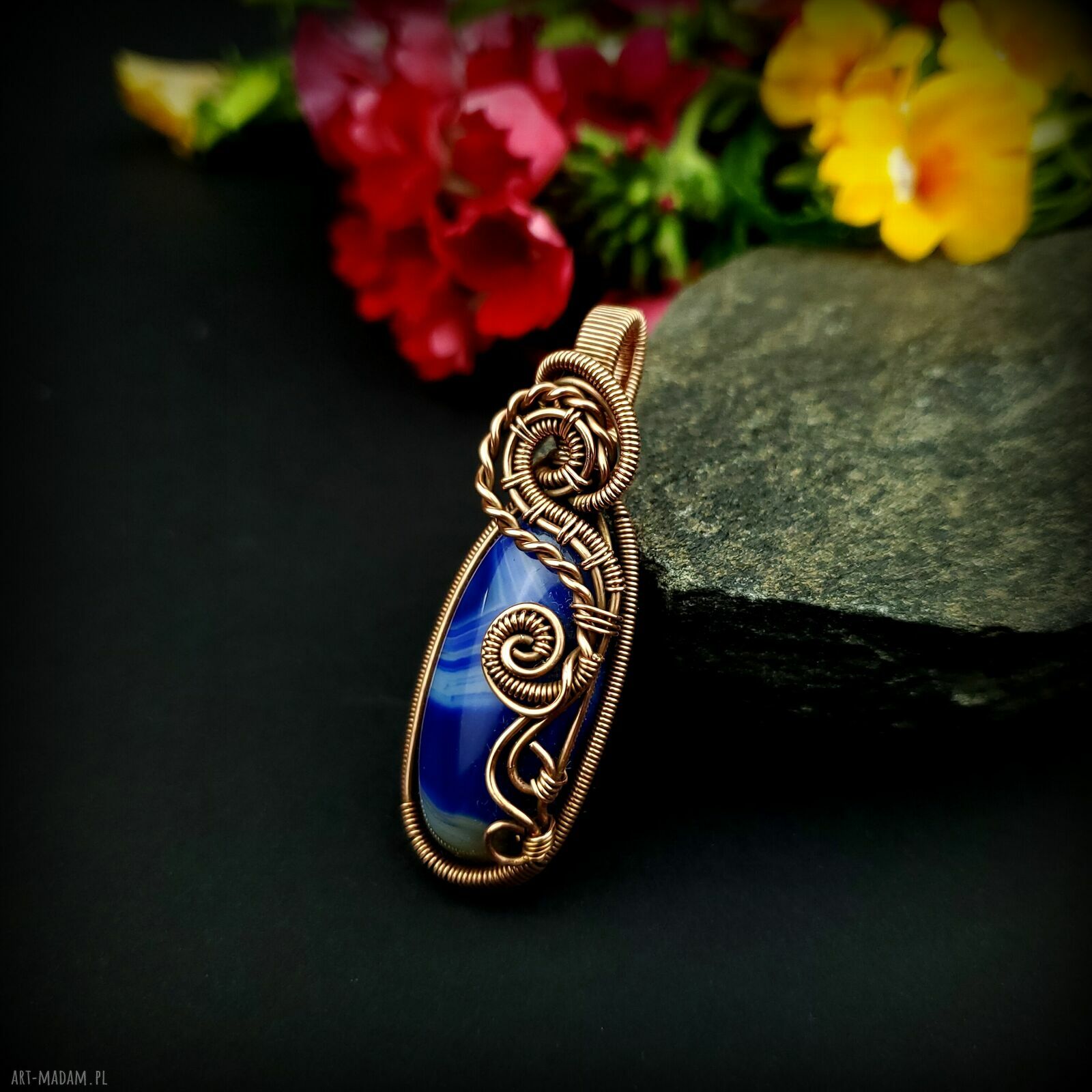 Wisiorek z niebieskim agatem w technice wire wrapping - miedziana oprawa (oksydowana)