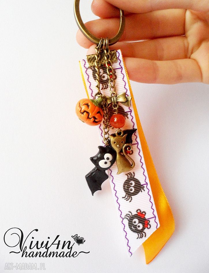 Halloweenowy breloczek do kluczy z nietoperzem i dynią - FIMO w kolorze starego złota