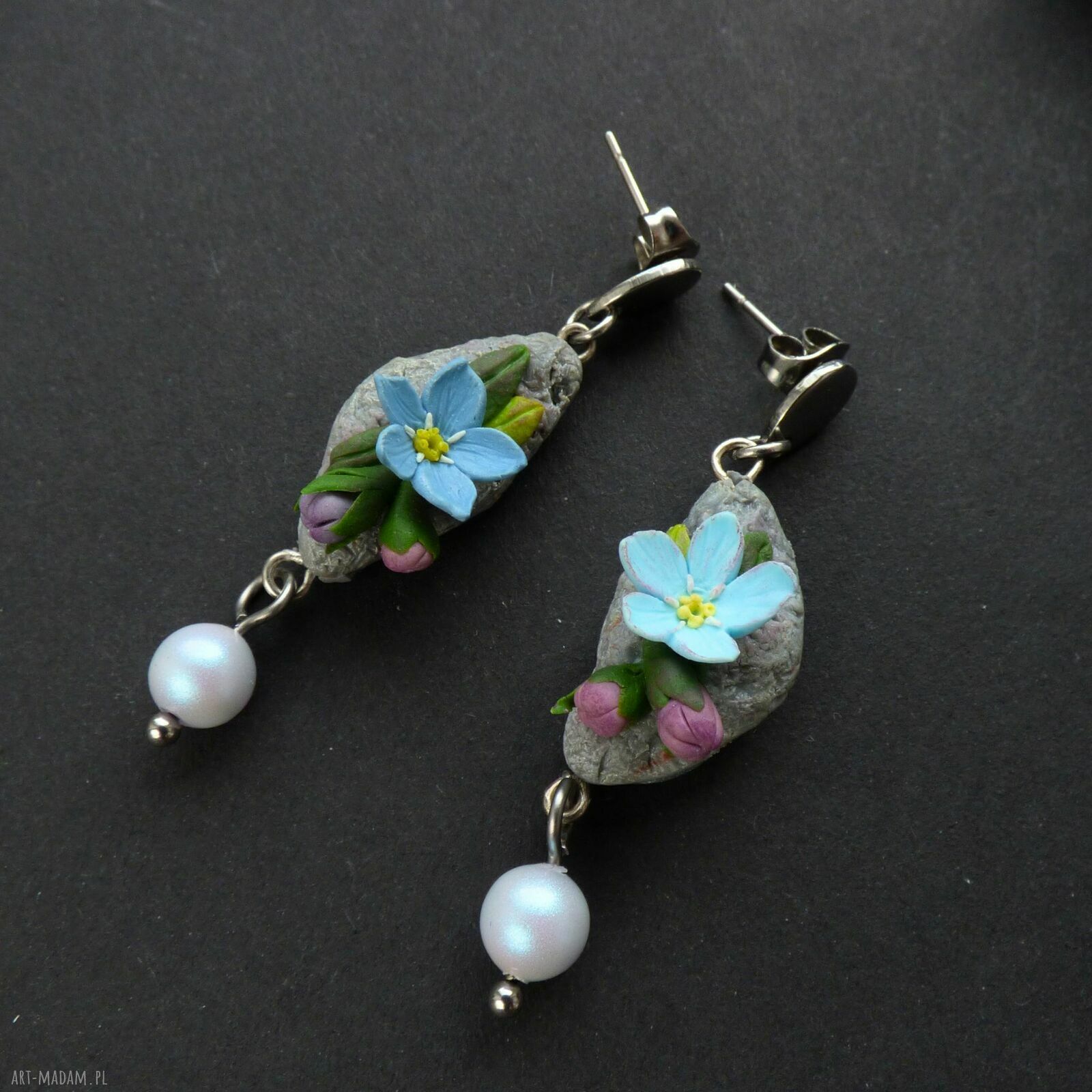 Kolczyki z niezapominajkami - mini łąka z glinki Fimo i perłą Swarovski 6 mm