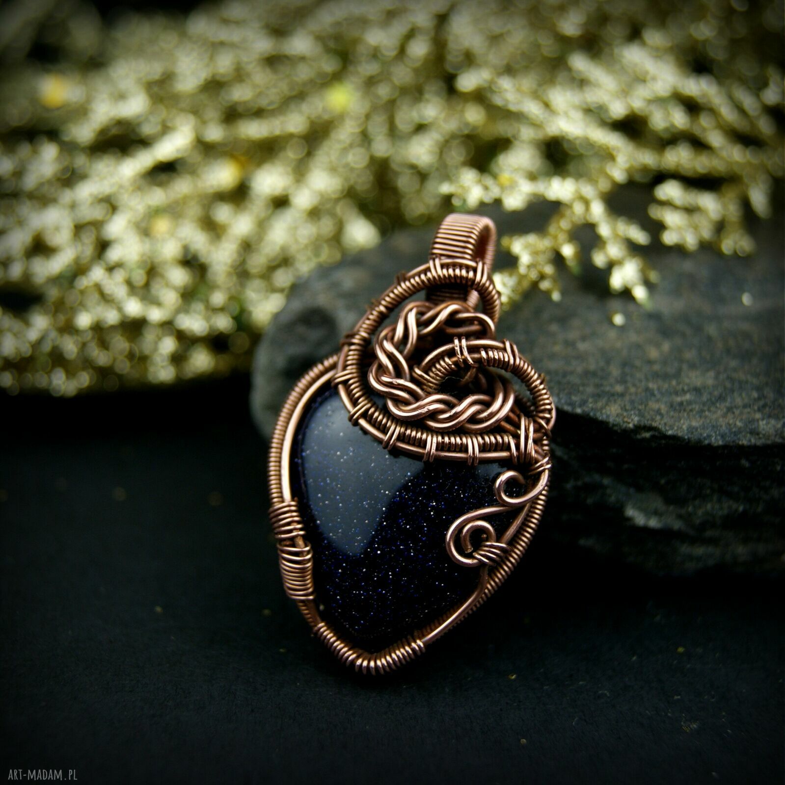 Wisiorek z nocą kairu - miedziany wire wrapping, serce i złoty hematyt