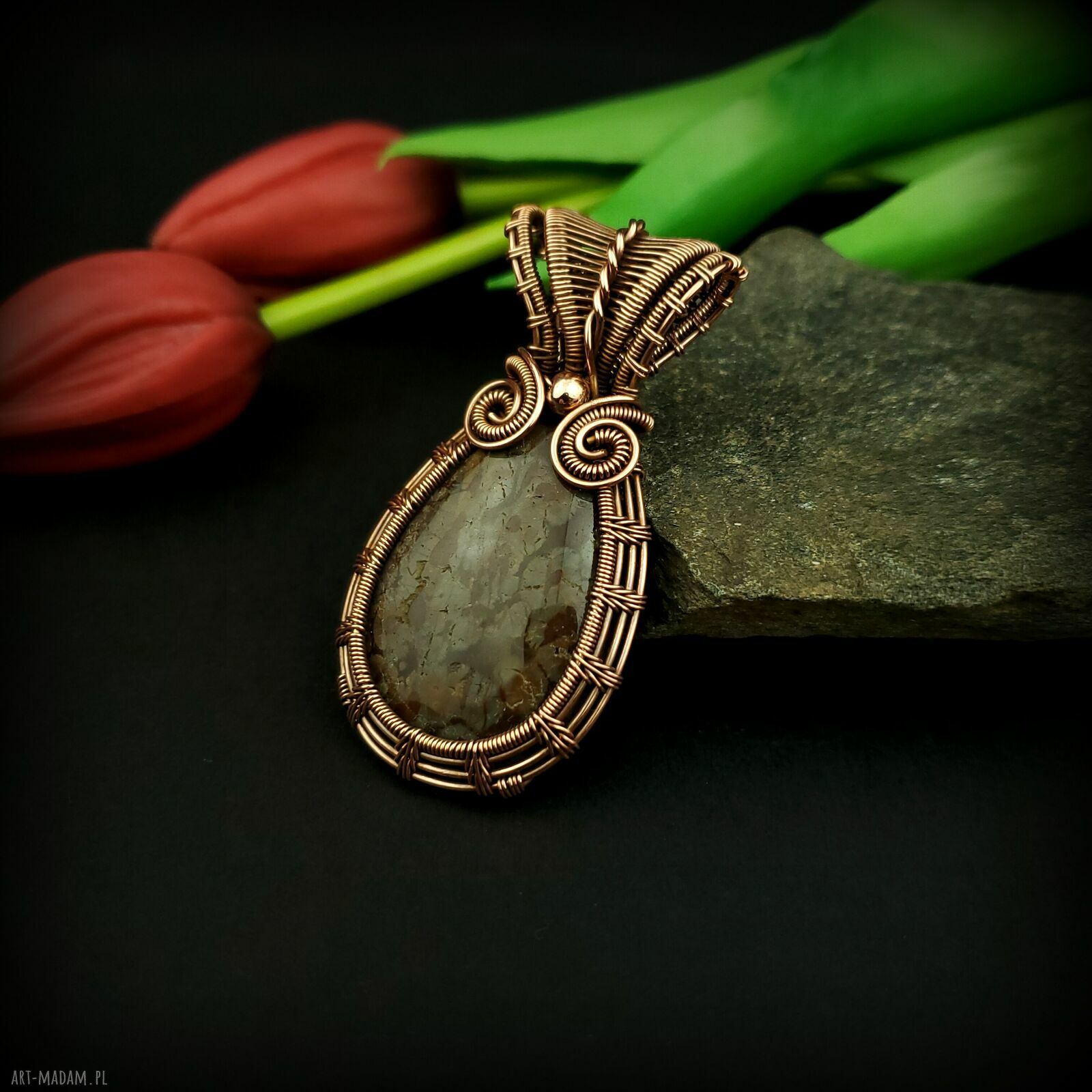 Wisiorek z obsydianem - spokój zamknięty w miedzianym wire wrappingu