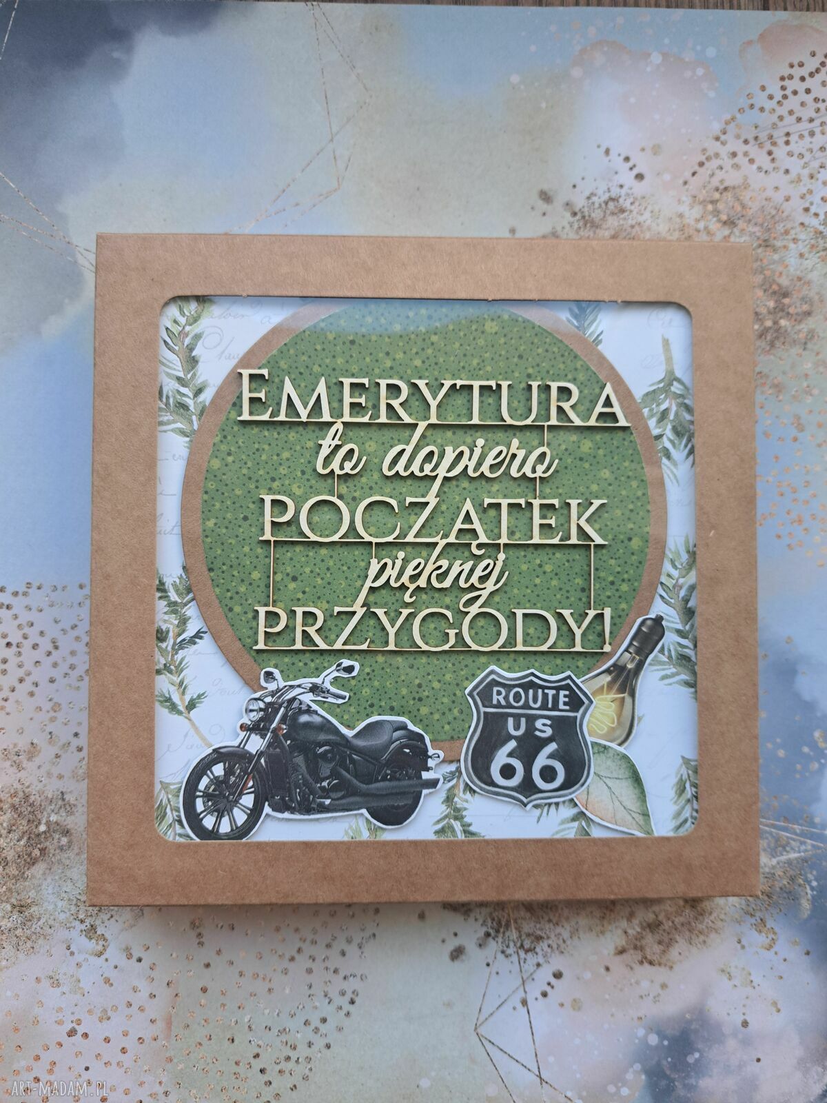 Kartka na emeryturę dla mężczyzny w pudełku kraft