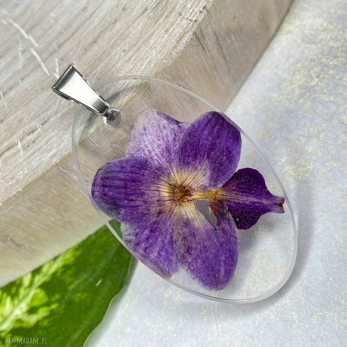 Wisiorek z orchideą utrwaloną w żywicy - owalny wisior ze stali chirurgicznej