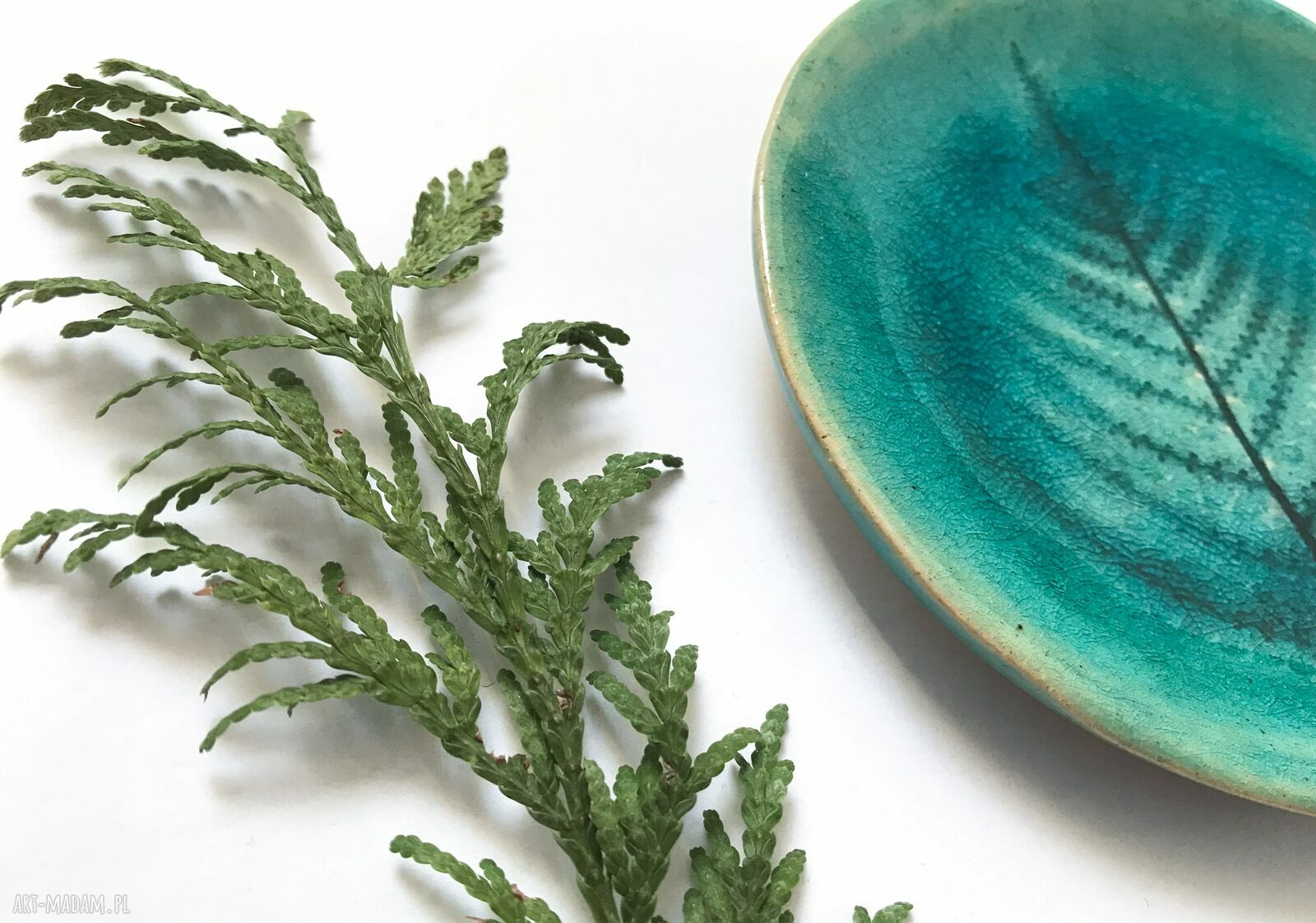 Turkusowy ceramiczny talerzyk na biżuterię z paprotką