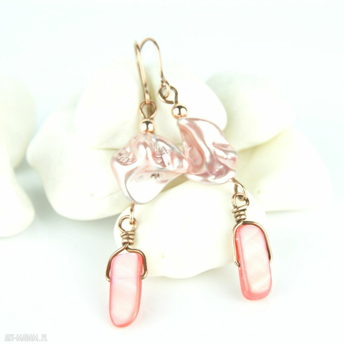 Kolczyki z perłą seashell i masą perłową w technice wire wrapping