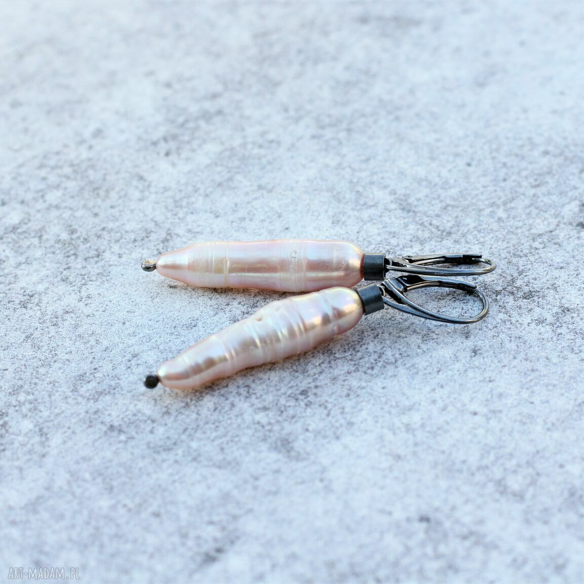 Kolczyki z perłą - oksydowane srebro i długość 5,5 cm
