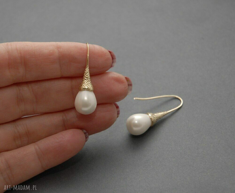 Kolczyki z perłą seashell w kolorze ecru - eleganckie i wiszące